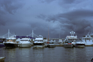 Fototapeta na wymiar yachts in the seaport on a cloudy day
