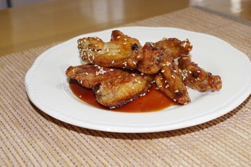 鶏手羽の唐揚げに醤油ベースの甘辛ソースを塗した料理