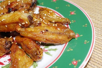 鶏手羽の唐揚げに醤油ベースの甘辛ソースを塗した料理