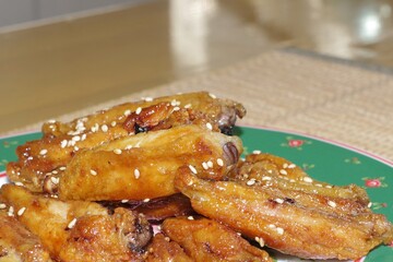 鶏手羽の唐揚げに醤油ベースの甘辛ソースを塗した料理