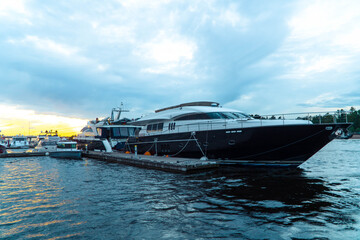 Naklejka premium Foam of sea water on a yacht
