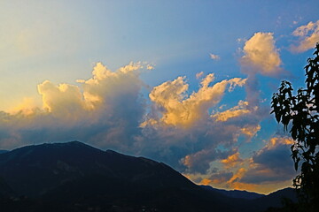 fondo naturaleza con cielo al atardecer y nubes anaranjadas