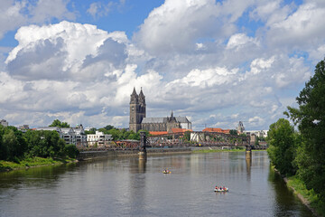 Fototapeta premium MAgdeburg und der Dom mit der Elbe