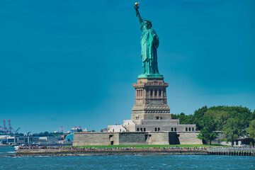 Fototapeta premium Statue of Liberty at a sunny summer day