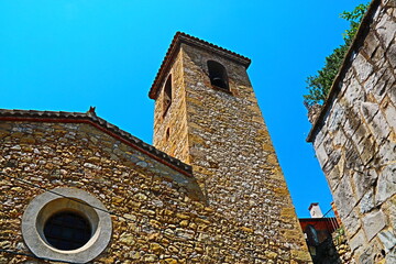 antigua iglesia de piedra en pueblo de montaña