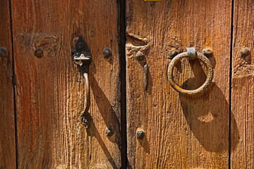 fondo con antigua puerta de madera