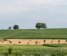 Strohballen Herstellung auf dem Stoppelfeld