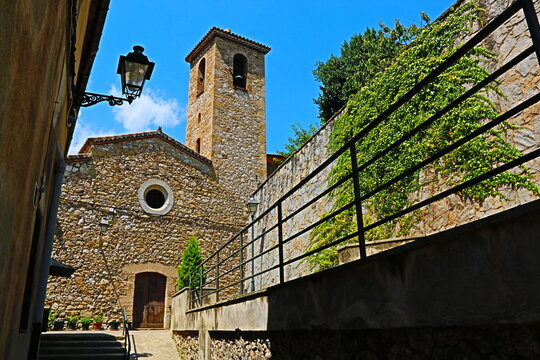 antigua iglesia de piedra en pueblo de monta&ntilde;a
