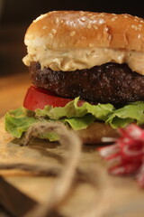 detalle de hamburguesa rustica con carne gruesa
