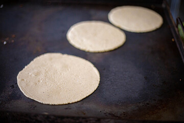 Canasta de tortillas de maíz en comal hechas a mano. México. 
