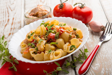 pasta with tuna green peas and fresh tomatoes