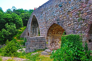 antiguo puente de piedra en pueblo de montaña