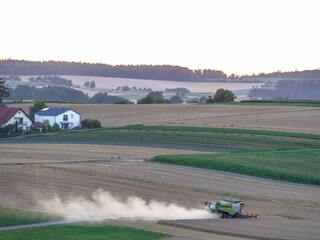 Mähdrescher bei der Ernte auf dem Feld