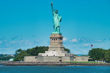Fototapeta premium Statue of Liberty at a sunny summer day