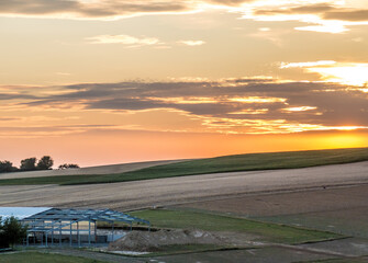 Landwirtschaftliches Gebäude bei Sonnenuntergang