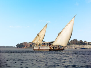 Obraz premium A sailing boat traveling on the river Nile at Luxor, Egypt in summer