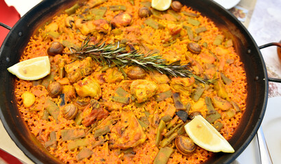 una tipica paella valenciana