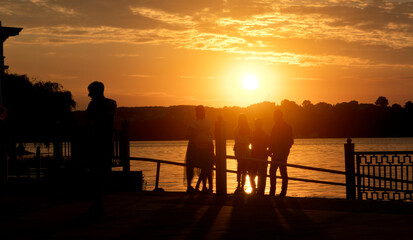 Fototapeta na wymiar The beautidul sunset at the lake in the city