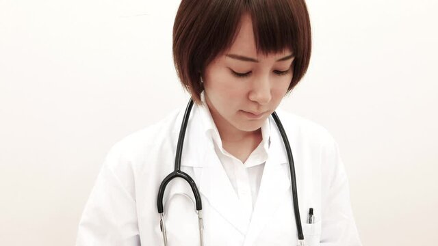 働く　女医　看護師　イメージ　聴診器あり　データを見る