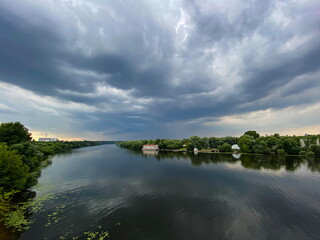 Fototapeta na wymiar Moscow river before a storm within the city.