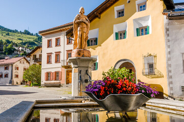 Scuol, Dorf, Brunnen, Engadiner Dorf, Unterengadin, Engadiner Häuser, Dorfplatz, Alpen, Graubünden, Sommer, Schweiz