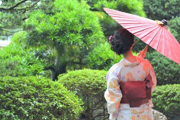 和傘を差す美しい浴衣女性