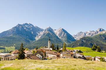Ftan, Unterengadin, Dorf, Kirche, Inn, Inntal, Wanderweg, Landwirtschaft, Bergwiese, Bergkr&auml;uter, Bergbauer, Graub&uuml;nden, Alpen, Sommer, Schweiz