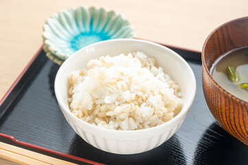 茶碗に盛ったもち麦ごはんと味噌汁