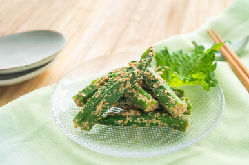 ガラスの皿に盛ったオクラの胡麻和え