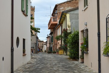 Fototapeta na wymiar narrow street in the old town of Santarcangelo