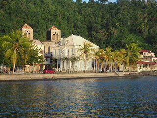 le bourg de Saint-Pierre en Martinique dévasté par l'éruption de la montagne Pelée le 8 mai 1902.