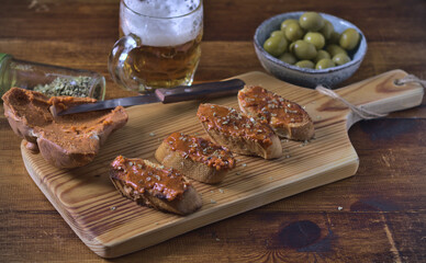 Tostada de sobrasada con orégano con una buena cerveza y unas aceitunas
