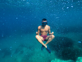 Chico bajo el mar con gafas 