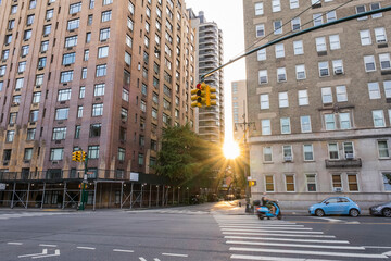 Fototapeta na wymiar Sun setting in the streets of new york city 