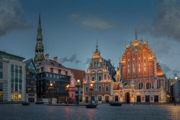 Blackheads House and St. Peter's Lutheran Church on the Town Hall square, Riga, Latvia - obrazy, fototapety, plakaty