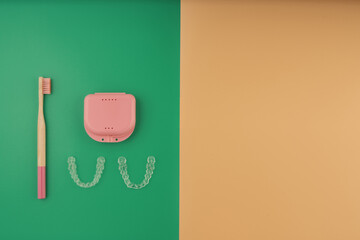 Cepillo de dientes de madera y estuche para el ortodoncia invisible y alineadores transparentes