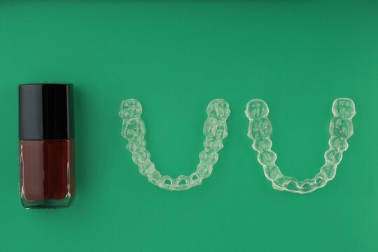 Alineadores transparentes y pinta u&ntilde;as