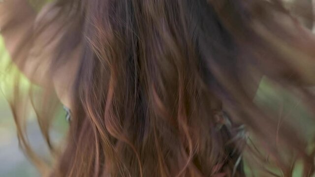 Bella ragazza capelli lunghi in 4K