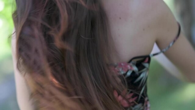 Bella ragazza capelli lunghi in 4K
