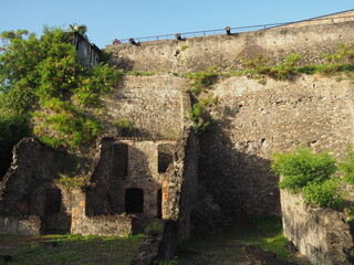 Les ruines de la ville de Saint-Pierre, entièrement dévastée par l'éruption de la montagne Pelée le 8 mai 1902
