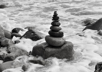 una torre de piedras redondeadas en el mar