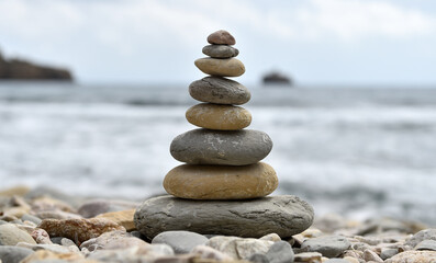 una torre de piedras redondeadas en el mar