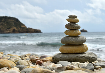 Fototapeta na wymiar a tower of stones on the beach