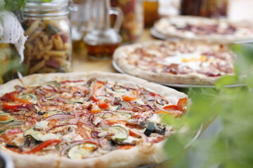 Pizza. Smakowita pizza z dodatkami. Tradycyjna włoska pizza
