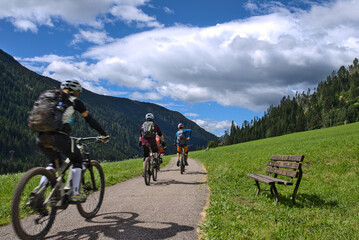 Ciclisti sulle strade di Moena, località di montagna nelle Dolomiti del Trentino Alto Adige, tra...