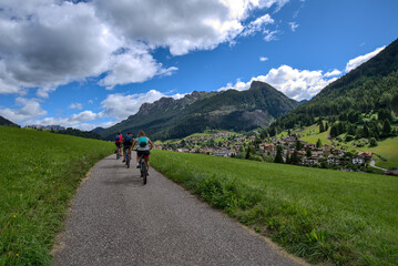 Ciclisti sulle strade di Moena, località di montagna nelle Dolomiti del Trentino Alto Adige, tra la val di Fiemme e la val di Fassa	