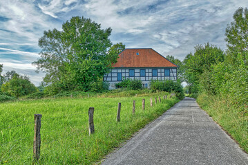 Wanderweg und alte Treidelstation am Rhein bei Düsseldorf Kaiserswerth