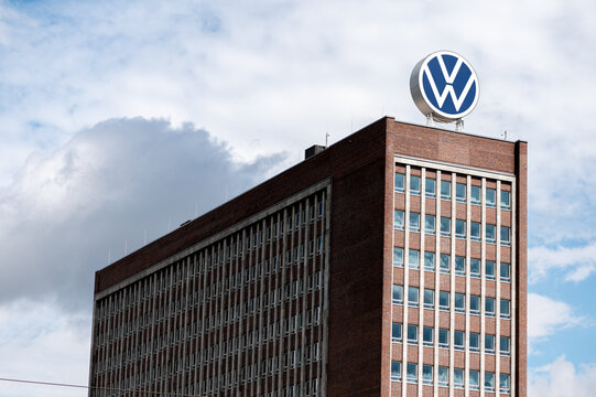 Wolfsburg, Niedersachsen / Deutschland - 27. Juli 2020: Hauptsitz der AG in Wolfsburg, Deutschland -ist einer der weltweit f&radic;&ordm;hrenden Automobilhersteller