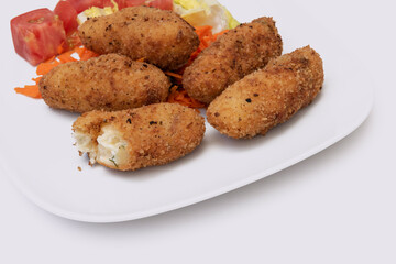 Plato con croquetas caseras y ensalada