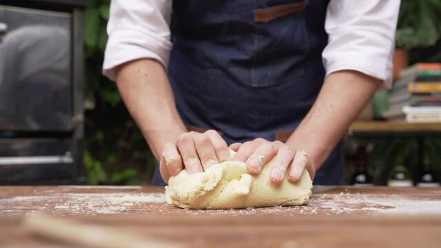 Hombre amasando masa para preparar comida t&iacute;pica latinoamericana